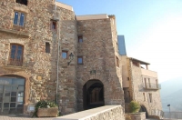 L'Oficina de Turisme de Sria es troba situada en una antiga casa, al recinte d'origen medieval del 'Poble Vell'. L'edifici, anomenat cal Balaguer del Porxo, tamb acull el Centre Cultural del poble, on es realitzen exposicions temporals de diferent temtica, conferncies, xerrades,... 