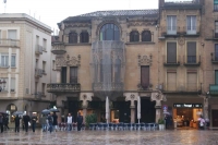 Projectada per larquitecte Llus Domnech i Montaner, la casa Navs s per la seva singularitat un dels millors exemples del Modernisme a nivell europeu. Construda entre el 1901 i el 1907, i ubicada en ple centre de la ciutat.