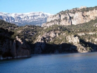 Embassament de la Llosa del Cavall, al fons Serra de Querol al gener del 2009