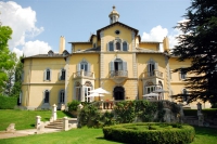 L'Hotel Torre del est situat a Bolvir, al Pirineu catal, just als afores del parc natural del Cad-Moixer. L'establiment ocupa una finca extensa que inclou un centre de massatges i una piscina exterior de temporada.  L'estaci de esqu de La Molina s a noms 20 minuts amb cotxe. 