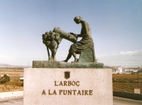 Monument a la puntaire de l'Arbo,obra del pintor i escultor Joan Tuset. Es una escultura en bronze de tamany natural, situada en una de les rotondes, de la N-340 a l'entrada de l'Arbo (Tarragona) i que va ser inaugurada, l'any 2005 per l'aleshores, conseller de Comer i Turisme de la Generalitat 