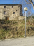 Los obligatorios (para los otros) muros,  y las obligatorias (para ios otros) aceras,   donde estn.  Pues la foto est tomada en pleno Casco Urbano del pueblo.  Parece que actitudes presuntamente de favor estn asomando en el Ayuntamiento