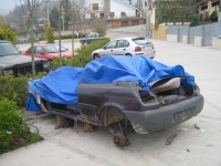 En medio del aparcamiento MUNICIPAL de Borred,  se procede al desguace de coches,  sin ningn permiso,  ni garanta para los usuarios.  Una vez ms:  AYUNTAMIENTO INOPERANTE ANTE LOS VECINOS DEL PUEBLO.  Que son quienes pagan  sus impuestos.  EAS