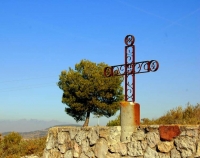 Creu de les Gunyoles del Penedes, muntanya de Montserrat al darrera.