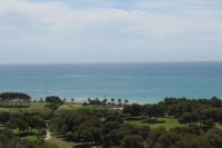 Vistes del mar a Sitges.  Paisatde de verd i blau.