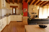 EL PALLER    Cabanya amb dues plantes. El paller correspon a la planta baixa, amb una superf�cie d'aproximadament 70m2 amb cuina, sala d'estar i menjador integrat, tamb� disposa de llar de foc, dues habitacions de matrimoni, un bany complet i calefacci�. hi ha capacitat per a quatre o cinc persone