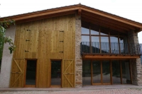 EL MAS PRAT    Casa rural independent situada dins l'�rea del parc natural de la zona volc�nica de la Garrotxa, en el municipi de La Vall de Bianya. Situada prop del nucli urb� de l'Hostal Nou i l'esgl�sia rom�nica de Sta. Margarida.