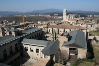 Vista de la facultat de Lletres de la UdG, antic convent de Sant Domnec; i de la catedral de fons. Foto presa des de la muralla.