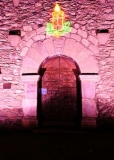 Entrada de l'Esglsia de Sant Cosme i Sant Dami de Queixans amb illuminaci nocturna