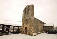 Esglsia de Sant Cosme i Sant Dami de Queixans a l'hivern amb la neu