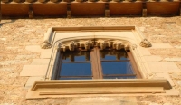 Detall d'una finestra d'un edifici del municipi