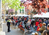 Parades de llibres per Sant Jordi pels carrers de Cardedeu