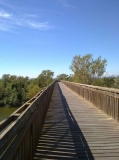 Pasarela sobre el riu La Muga a Empuriabrava, dins la Ruta dels Estanys al Parc Natural dels Aiguamolls