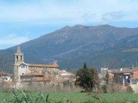 Esglesia de Santa Maria amb el Montseny al darrera