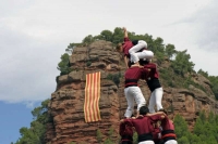 Castellers amb el cingle al fons