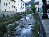 Vista lateral del pont, riu que passa pel mig del municipi