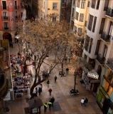 instantània d'un sector de l'eix comercial de Lleida, aprop de la Plaça de Sant Joan, al fons s'endevinen els perxes