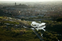 vista aria de la ciutat amb les comportes del Segre en primer pla