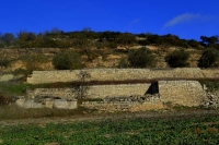 Marges de pedra seca al costat del poble.