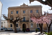 Edifici de l'Ajuntament de la Galera. Construt l'any 1906. Fou projectat per l'arquitecte provincial Ramon Salas i Ricom. Conserva la faana prcticament igual que en el moment de la seva construcci. 