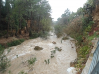 Barranc de la Galera en el seu pas per dins del poble. En un moment de fortes pluges que van fer que hi baixes aigua 