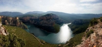 panormica captada des del Balconet a les rodalies de Santa Linya, a sota se pot apreciar la via del tren de la Pobla de Segur, al fons el Montsec