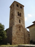 Esglsia de Sant Vicen d'Espinelves; campanar de planta quadrada de tres pisos.