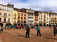 La plaa de Vic, un diumenge al mati jugant a Bitlles Catalanes