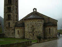 Esglsia romnica de Sant Climent de Tall, a Tall, un dia de pluja.