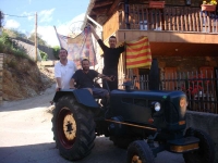 foto dels de Cal Tupinet amb el noi que fa la volta a Catalunya en tractor en honor a Leo Messi