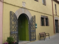 Antic edifici de l'Hospital Vell de pobres i malalts de Sant Antoni Abad (s.XVII) on ara es troba l'oficina de turisme del municipi.